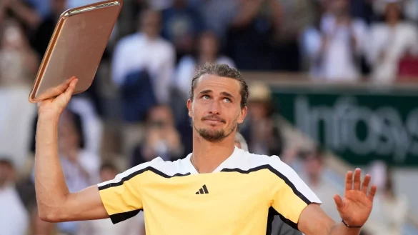 Alexander Zverev h&auml;lt die Troph&auml;e f&uuml;r den zweiten Platz nach seiner Niederlage in Paris. - &copy; Christophe Ena/AP/dpa