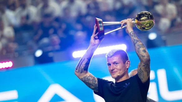 Die Troph&auml;e f&uuml;r den Fu&szlig;baller des Jahres 2024 erf&uuml;llt Toni Kroos mit Stolz. - &copy; Marius Becker/dpa
