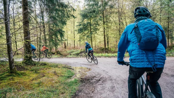 Locker &uuml;ber Schotter: Mit dem Gravelbike geht es durch die W&auml;lder in Oberbayern. - &copy; Julian Rohn/Oberbayern/dpa-tmn