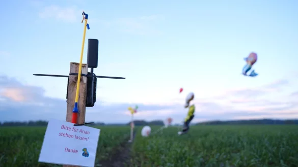 Ballons, S&uuml;&szlig;igkeiten und eine Wildkamera stehen auf einem Feld bei Bremerv&ouml;rde. Von dem vermissten sechs Jahre alten Jungen aus dem nieders&auml;chsischen Bremerv&ouml;rde fehlt noch immer jede Spur. - &copy; Markus Hibbeler/dpa