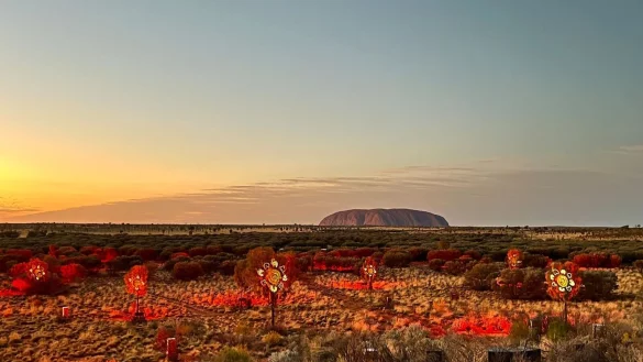 Die neue indigene Lasershow &laquo;Sunrise Journeys&raquo; zeigt in den fr&uuml;hen Morgenstunden das spirituelle Herz Australiens und die Verbindung, die die A?angu zu ihrem Land haben. - &copy; Carola Frentzen/dpa-tmn