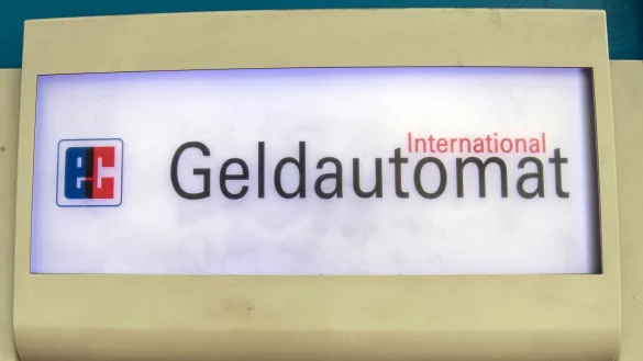 Der Schriftzug "Geldautomat" auf einem Geldautomaten. - © Paul Zinken/dpa-Zentralbild/ZB/Symbolbild