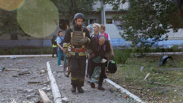 Das russische Militär greift ukrainische Städte immer wieder aus der Luft an - und stürzt die Bewohner damit in Not. - © ---/Ukraine\\\'s Emergency Service/AP/dpa