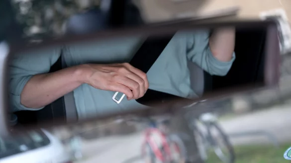 Trotz Verbot führte erst die Einführung eines Bußgelds vor 40 Jahren dazu, dass sich ein Großteil der Verkehrsteilnehmer anschnallte. - © Sven Hoppe/dpa