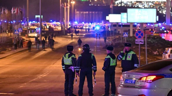 Die Polizei blockiert die Stra&szlig;e zur Crocus City Hall am westlichen Rand von Moskau. Nach dem Angriff in der Region Moskau hat der russische Inlandsgeheimdienst FSB Tote und Verletzte best&auml;tigt. - &copy; Dmitry Serebryakov/AP/dpa