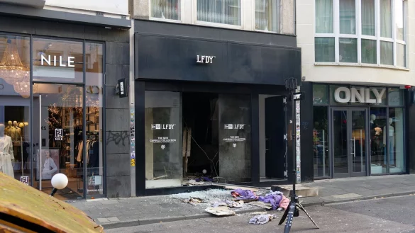 Diese Form der Gewalt sei in Nordrhein-Westfalen neu, sagt Innenminister Herbert Reul (CDU). (Archivbild) - © Henning Kaiser/dpa