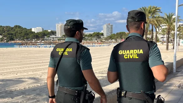 Beamte der spanischen Guardia Civil an einem Strand auf Mallorca (Archivfoto) - &copy; Guardia Civil/Europapress/dpa