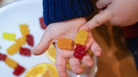 Kinder-Multivitaminpr&auml;parate haben bei einer ausgewogenen Ern&auml;hrung keinen Mehrwert - und k&ouml;nnen sogar umstrittene Zusatzstoffe enthalten. - &copy; Hendrik Schmidt/dpa/dpa-tmn
