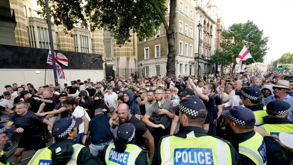 In London eskalierten Proteste von Ultranationalisten. - &copy; Jordan Pettitt/PA Wire/dpa
