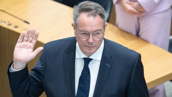 Alexander Schweitzer wird als Ministerpr&auml;sident von Rheinland-Pfalz vereidigt. - &copy; Boris Roessler/dpa