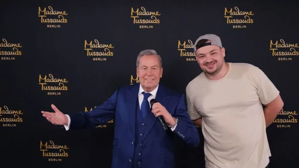 Pops&auml;nger Georg Stengel steht bei einem Pressetermin neben der Wachsfigur von Schlagers&auml;nger Roland Kaiser. Der 1993 geborene Brandenburger tritt als Vorband bei der &laquo;Kaisermania&raquo; auf. - &copy; Sebastian Willnow/dpa