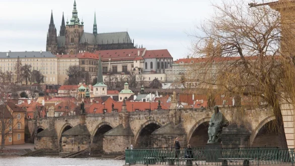 Eine Statue (rechts unten im Bild) am Ufer der Moldau in Prag erinnert an den tschechischen Komponisten Bedrich (Friedrich) Smetana, im Hintergrund die Karlsbr&uuml;cke und der Hradschin mit der Prager Burg und dem Veitsdom. - &copy; Michael Heitmann/dpa
