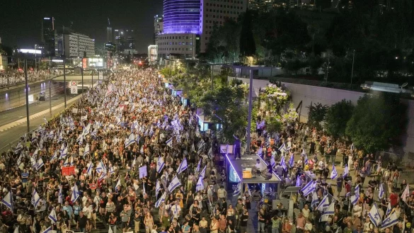 In Tel Aviv und anderen St&auml;dten verlangten die Demonstranten von Netanjahu, einem Ende der K&auml;mpfe mit der Hamas als Teil eines Abkommens zuzustimmen. - &copy; Maya Alleruzzo/AP/dpa