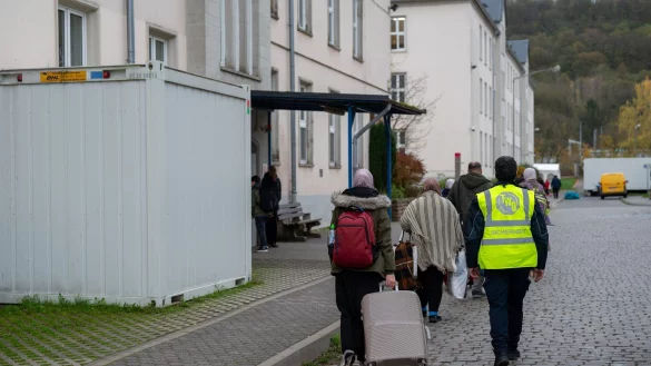 Gefl&uuml;chtete kommen an einer Asylunterkunft in Trier an. Vor dem Spitzentreffen von Bund und L&auml;ndern hat der St&auml;dtetag auf die Probleme bei der Unterbringung von Gefl&uuml;chteten hingewiesen. - &copy; Harald Tittel/dpa