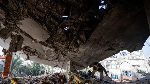 Ein Pal&auml;stinenser rettet seine Habseligkeiten nach einem israelischen Angriff auf Rafah. - &copy; Fatima Shbair/AP/dpa