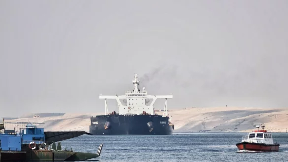 Gro&szlig;e Reedereien meiden zunehmend die Route durch das Rote Meer und den Suezkanal. - &copy; Sayed Hassan/dpa