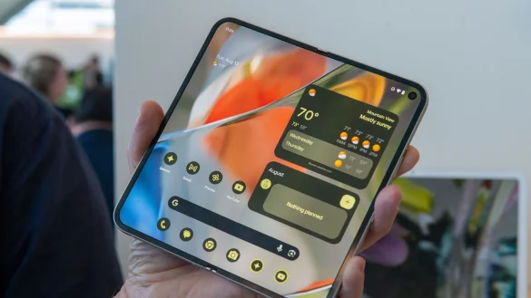 Das Pixel 9 ProFold konkurriert mit auffaltbaren Smartphones vor allem von Samsung. - © Andrej Sokolow/dpa