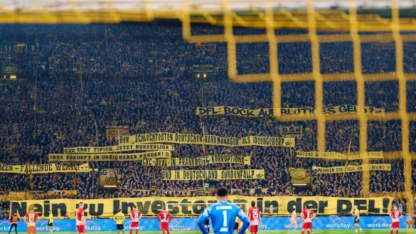 Dortmunds Fans zeigen ein Transparent mit der Aufschrift &bdquo;Nein zu Investoren in der DFL!&ldquo; - &copy; Bernd Thissen/dpa