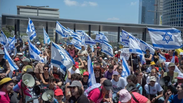 Isrealische Demonstranten fordern einen sofortigen Geisel-Deal. - &copy; ILIA YEFIMOVICH/dpa