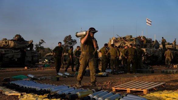 Israelische Soldaten laden nahe der Grenze zum Gazastreifen Granaten auf einen Panzer. - &copy; Ohad Zwigenberg/AP/dpa