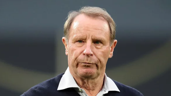 Berti Vogts geht über den Platz. - © Daniel Karmann/dpa/Archiv