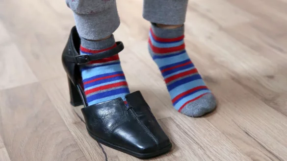 In diesem Schuh d&uuml;rfte vorn deutlich mehr als ein Daumen breit Platz sein. - &copy; Mascha Brichta/dpa-tmn