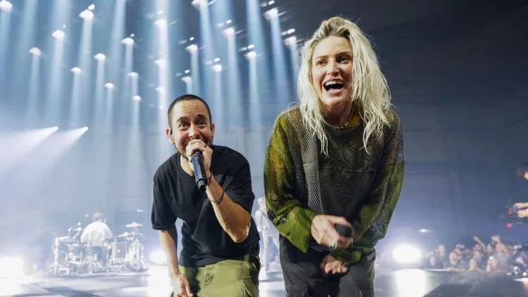 Mike Shinoda (l) und Emily Armstrong, die neue Frontfrau von Linkin Park. - © Jordan Strauss/Invision/AP/dpa