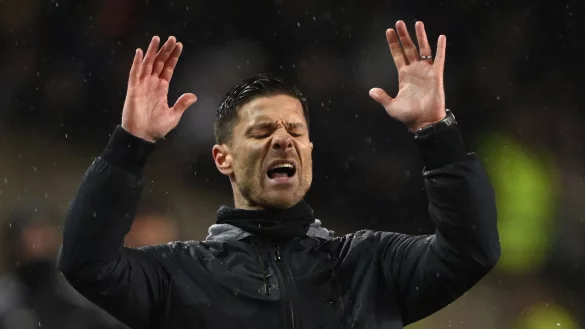 Leverkusens Trainer Xabi Alonso steht im Regen an der Seitenlinie. - &copy; Federico Gambarini/dpa