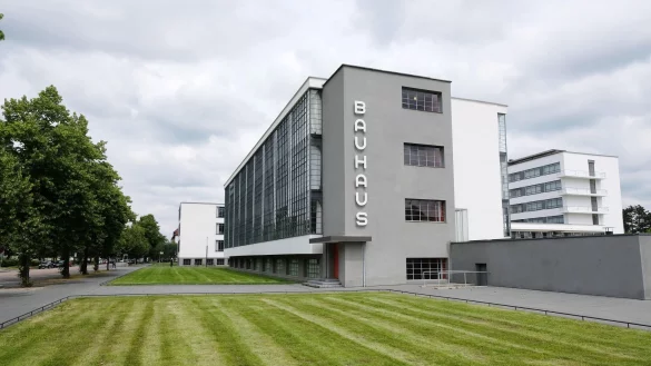 Eine Ikone der Architekturgeschichte: Das Bauhausgebäude Dessau, das ehemalige Schulgebäude des Staatlichen Bauhauses in Dessau, wurde 1925 von Walter Gropius entworfen und 1925/26 für das zuvor in Weimar befindliche Bauhaus errichtet. (Archivbild) - © Sebastian Willnow/dpa-Zentralbild/ZB
