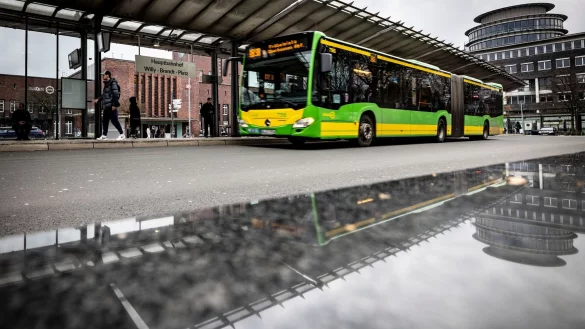 Der Busbahnhof in Oberhausen. Im Hintergrund der Hauptbahnhof. - &copy; Christoph Reichwein/dpa