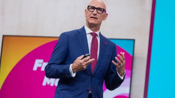 Telekom-Chef Tim Höttges spricht auf der Hauptversammlung seiner Firma in Bonn. - © Rolf Vennenbernd/dpa