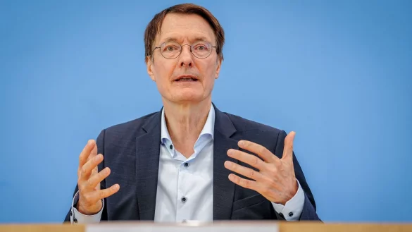 Minister Lauterbach will mehr Todesf&auml;lle durch Herzinfarkte vermeiden. - &copy; Kay Nietfeld/dpa