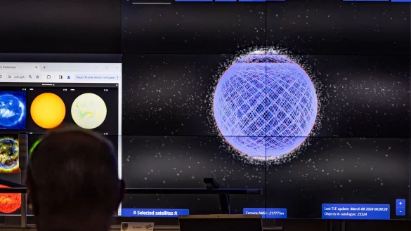 Eine Monitorwand zeigt die Umlaufbahnen Tausender Starlink-Satelliten. Der Internetdienst ist laut Elon Musk nun in einem Krankenhaus in Gaza aktiv. (Archivbild) - &copy; Christoph Reichwein/dpa