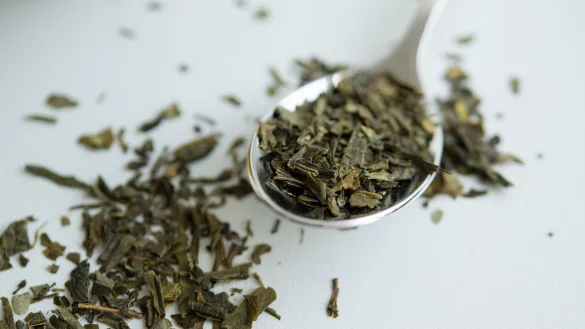 Stress- und angstfrei durchs Leben gehen &agrave; la Taylor Swift. Das verspricht sich mancher durch L-Theanin, eine Aminos&auml;ure, die vor allem in Teebl&auml;ttern vorkommt. - &copy; Catherine Waibel/dpa-tmn/dpa