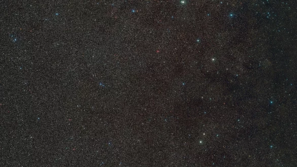 Das Handout zeigt einen Weitwinkelausschnitt der Umgebung von &laquo;Gaia BH3&raquo;, dem massereichsten stellaren schwarzen Loch in unserer Galaxie. Das schwarze Loch selbst ist hier nicht sichtbar, aber der Stern, der es umkreist, befindet sich in der Mitte des Bildes. - &copy; D. De Martin./ESO/Digitized Sky Survey 2./dpa