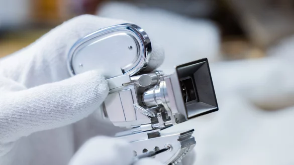 Ein Mitarbeiter kontrolliert die Schrauben einer Berlinale Kamera in der Goldschmiede Hornemann. - &copy; Rolf Vennenbernd/dpa