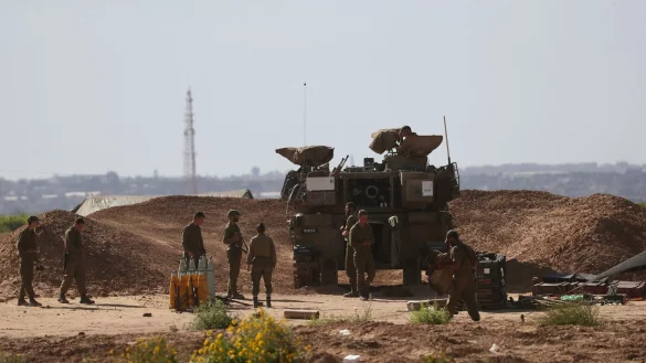 Israelische Soldaten am Grenz&uuml;bergangs Kerem Schalom: Trotz der Ank&uuml;ndigung zur &Ouml;ffnung des Grenz&uuml;bergangs wurden nach UN-Angaben bislang keine Hilfsg&uuml;ter geliefert. - &copy; Jamal Awad/Xinhua/dpa