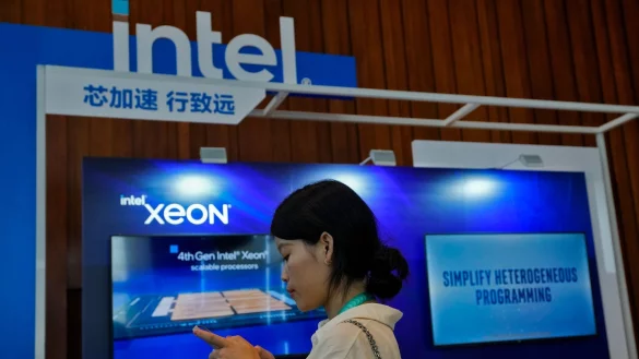 Ein Intel-Stand in Peking wirbt w&auml;hrend einer Messe f&uuml;r Xeon-Chips. - &copy; Andy Wong/AP/dpa