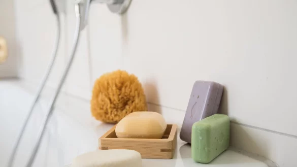 Plastikfrei duschen: Feste Duschst&uuml;cke sind eine Alternative, die oft ohne Verpackungsm&uuml;ll auskommt. - &copy; Christin Klose/dpa-tmn