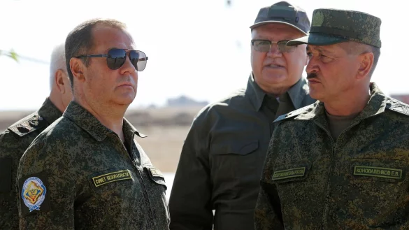 Hat sich seit dem russischen Angriff auf die Ukraine zu einem der gr&ouml;&szlig;ten Hardliner entwickelt: Dmitri Medwedew (l.). - &copy; Ekaterina Shtukina/Pool Sputnik Kremlin/AP/dpa