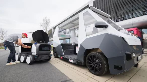 An der TU Braunschweig wurden Zustellroboter vorgestellt: Das gr&ouml;&szlig;ere Fahrzeug ist ein mobiles Logistikzentrum und das kleinere das Zustellfahrzeug. - &copy; Julian Stratenschulte/dpa