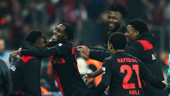 Leverkusens Jeremie Frimpong (2.v.l) jubelt &uuml;ber das Tor zum 3:0. - &copy; Rolf Vennenbernd/dpa