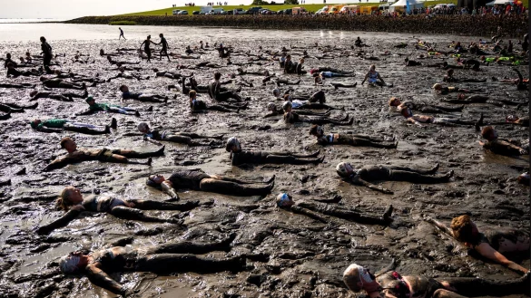 Nach 20 Jahren ging es bei der Wattol&uuml;mpiade zum letzten Mal am Brunsb&uuml;tteler Elbdeich f&uuml;r einen guten Zweck in den Schlamm. - &copy; Daniel Bockwoldt/dpa
