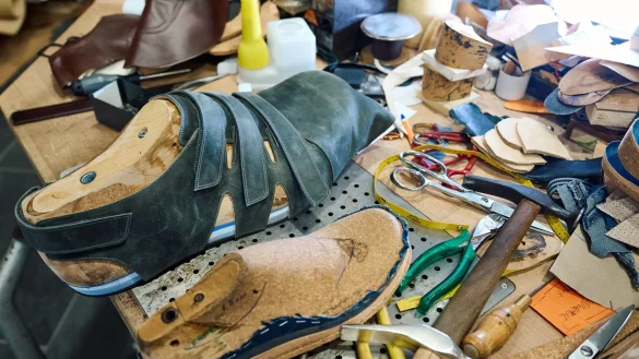 Die Schuhmacherwerkstatt von Georg Wessels in Vreden versorgt Jeison Rodriguez und andere Riesenw&uuml;chsige seit vielen Jahrzehnten mit passendem Schuhwerk. - &copy; Bernd Thissen/dpa