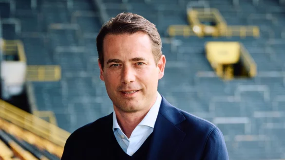 Lars Ricken steht nach einer Pressekonferenz von Borussia Dortmund auf der Trib&uuml;ne. - &copy; Bernd Thissen/dpa