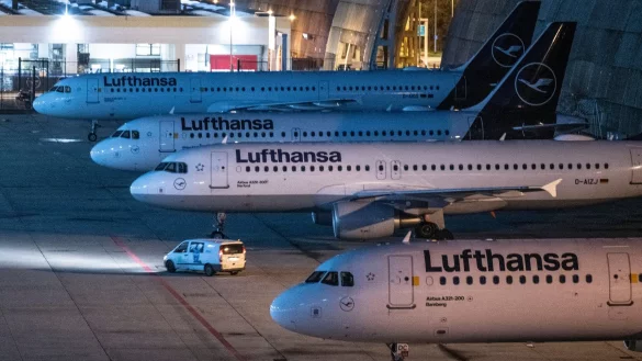Abgestellte Passagiermaschinen der Lufthansa auf dem Flughafen Frankfurt. - © Boris Roessler/dpa
