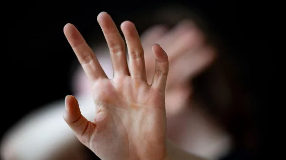 Auch im vergangenen Jahr waren bei häuslicher Gewalt 75,6 Prozent der Tatverdächtigen männlich. Mit 79,2 Prozent waren die Opfer von Partnerschaftsgewalt überwiegend Frauen, 20,8 Prozent der Betroffenen waren männlich. (Symbolbild) - © Fabian Sommer/dpa