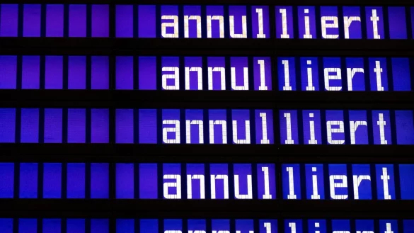 Die Worte «annulliert» sind am Flughafen München auf einer Anzeigetafel zu sehen. - © Sven Hoppe/dpa