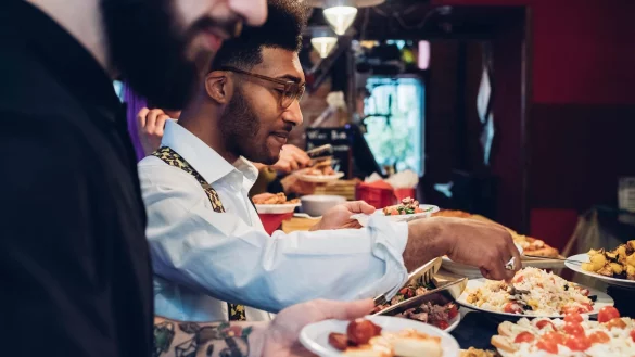 Gro&szlig;e Auswahl: Beim Buffet bleibt oft etwas &uuml;brig. Diese Reste kann man den G&auml;sten mitgeben. - &copy; Eugenio Marongiu/Westend61/dpa