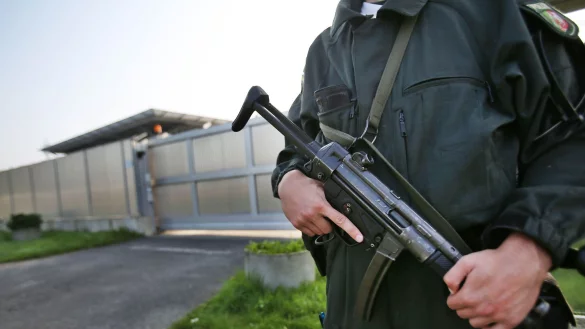 Polizisten sichern das Geb&auml;ude des Oberlandesgerichtes in D&uuml;sseldorf. (Archiv- und Symbolbild) - &copy; Oliver Berg/dpa